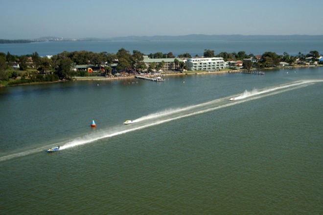The Beachcomber Hotel Lake Budgewoi - - XLR8  Australian F1 Superboats Toukley 2007 © Theo Spykers 